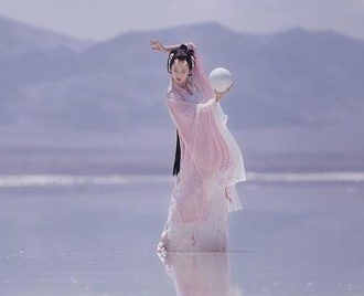 《虞美人·曲阑深处重相见》纳兰性德所作，以舒缓自己相思发妻之苦